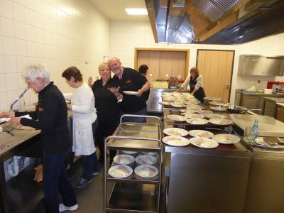 Unser Kchenteam ist immer gut gelaunt beim zubereiten der selbst eingelegten Heringe.