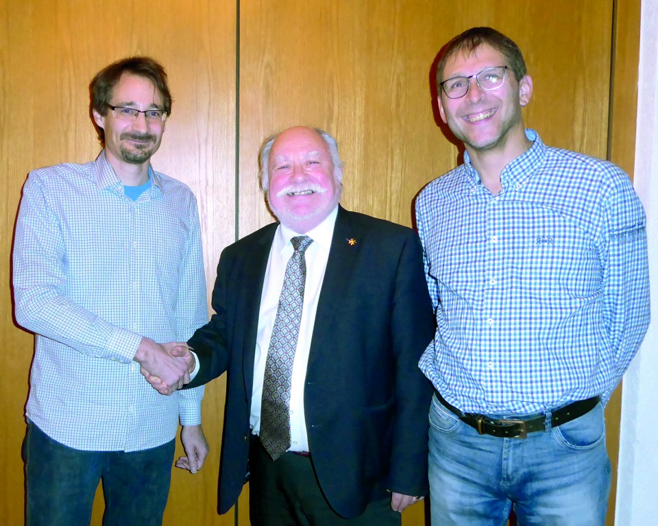 - Der neue Vorstand des CDU-Gemeindeverbandes Eppertshausen - Charles Ross (Mitte) hat den Staffelstab an der Spitze des CDU-Gemeindeverbandes an Michael Crößmann (links) übergegeben. Thomas Fassinger (rechts) wurde im Amt des stellvertretenden Vorsitzend