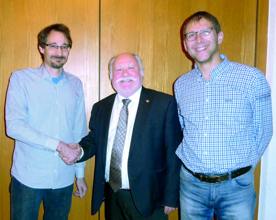 - Der neue Vorstand des CDU-Gemeindeverbandes Eppertshausen - Charles Ross (Mitte) hat den Staffelstab an der Spitze des CDU-Gemeindeverbandes an Michael Crmann (links) bergegeben. Thomas Fassinger (rechts) wurde im Amt des stellvertretenden Vorsitzend